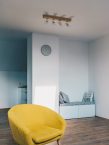 Comment choisir le tissu idéal pour votre fauteuil scandinave : les avantages et les inconvénients de chaque matière