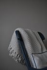 Comment ajouter des coussins et des plaids pour rendre votre fauteuil scandinave encore plus confortable ?