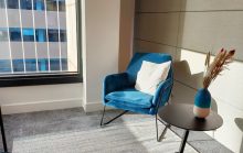 Comment intégrer un fauteuil scandinave dans une chambre à coucher : les astuces pour créer un coin lecture confortable